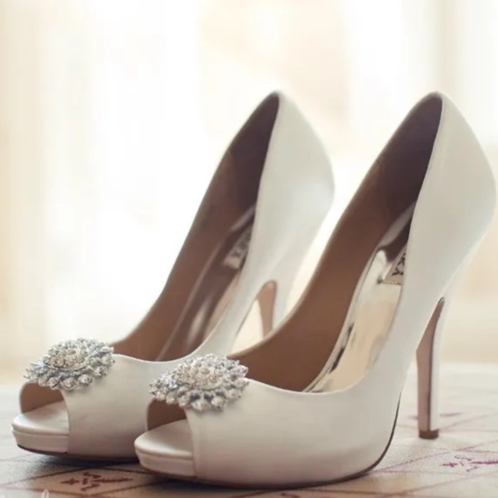 Badgley Mischka Ivory Satin Jewel Peep Toe Heels Size 8.5 Bridal Evening Wedding